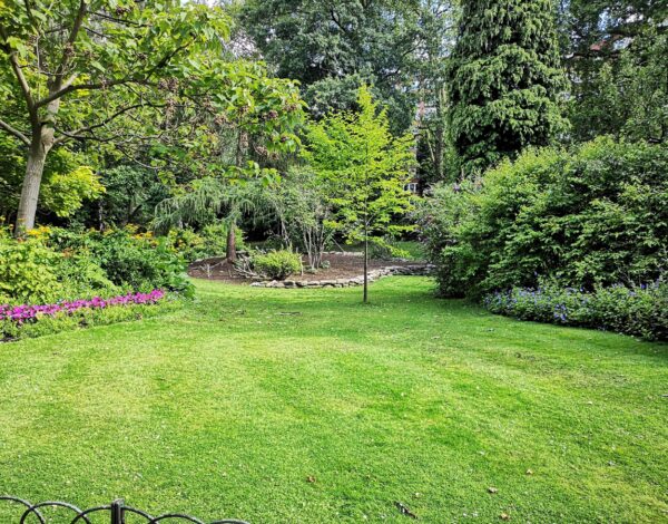 YourJunk offers Garden Rubbish removal in the Edinburgh, Lothians and Central Scotland which is available all year round.